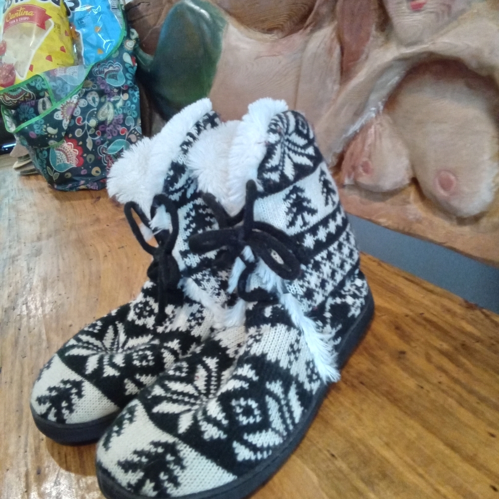 Muk Luks Julie Black/White Christmas Tree Pull On Lace Boot Slippers Size L 9-10